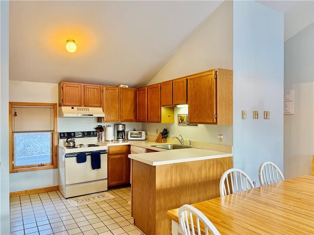 kitchen featuring sink, vaulted ceiling, electric range, light tile patterned floors, and kitchen peninsula