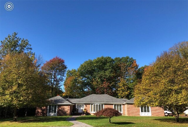 single story home featuring a front yard