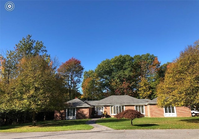 ranch-style home with a front yard