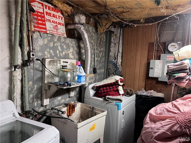 clothes washing area featuring sink and independent washer and dryer