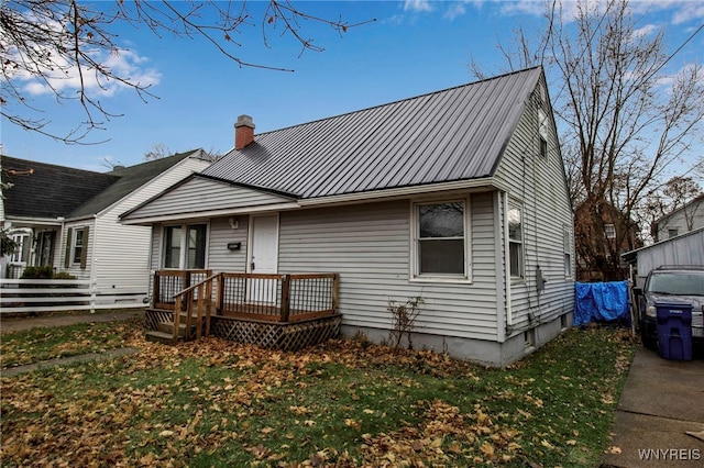 view of front of property with a front lawn