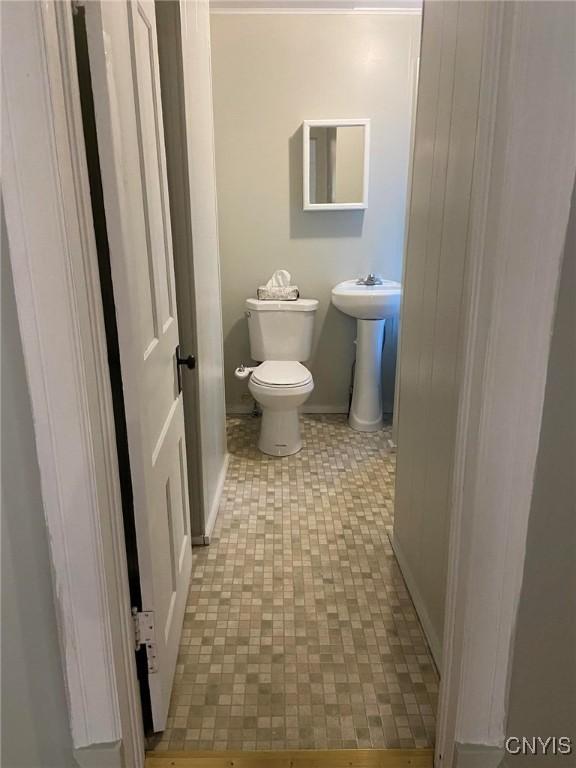 bathroom featuring toilet and sink