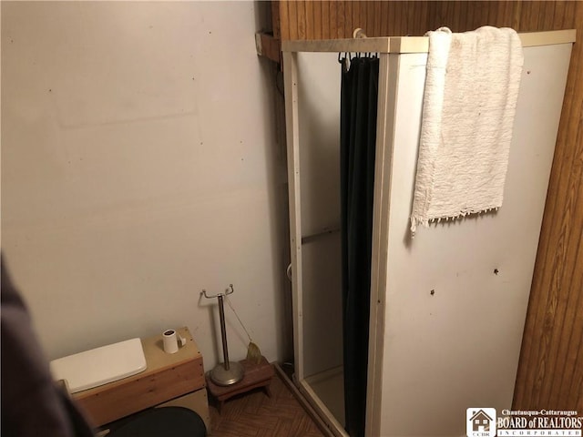 bathroom with toilet and parquet flooring