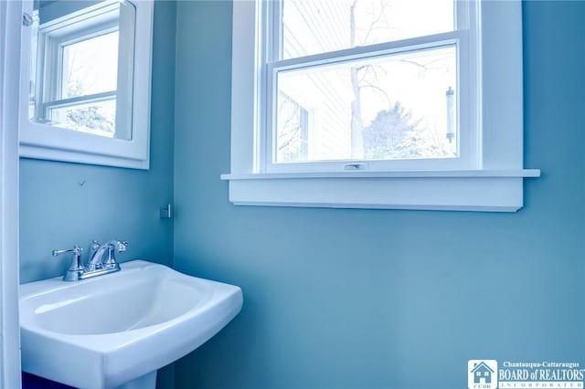 bathroom featuring sink