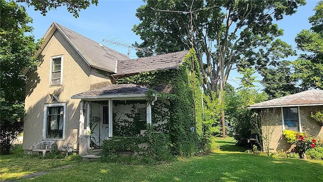 view of front facade with a front yard