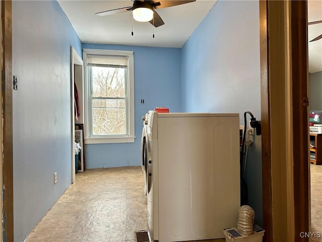 laundry room featuring washing machine and dryer and ceiling fan