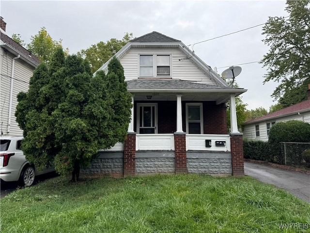 bungalow-style home featuring a front lawn