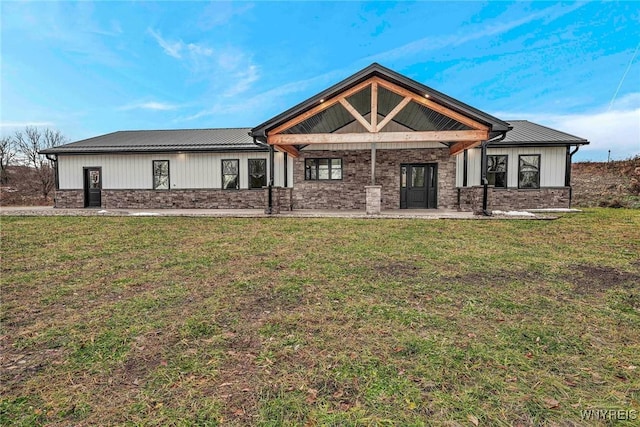 view of front of house featuring a front yard