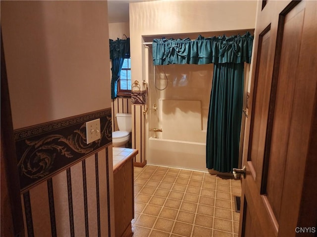 bathroom featuring shower / tub combo with curtain and toilet