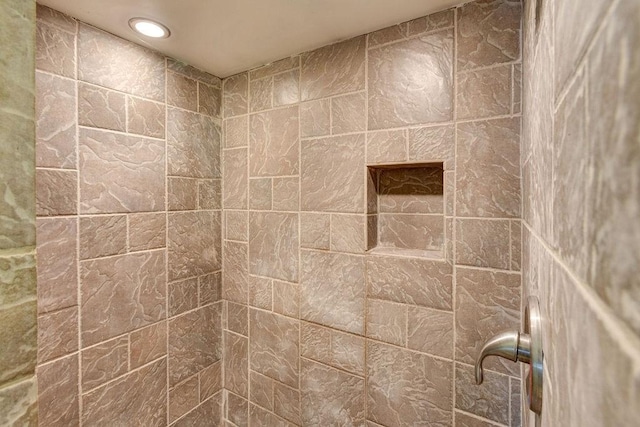 interior space with a tile shower and recessed lighting