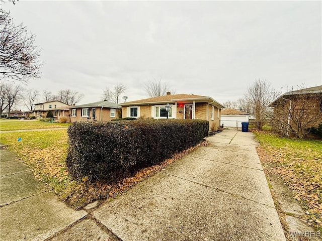 single story home featuring a front lawn