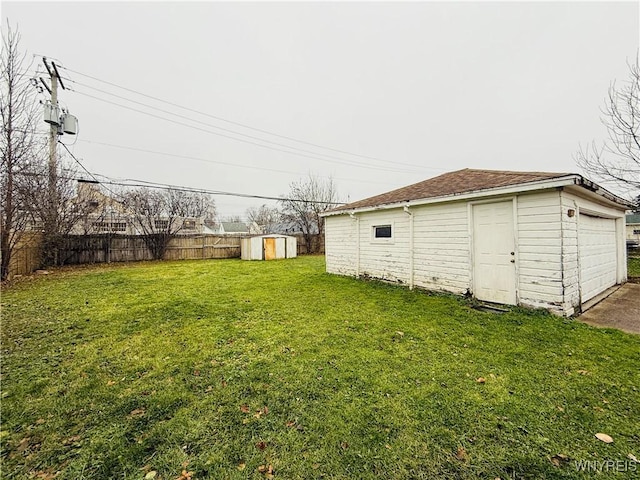 view of yard featuring a shed