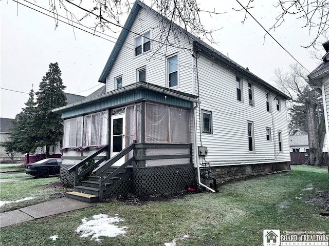 view of side of property featuring a lawn