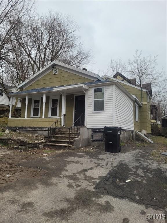 view of front of house featuring covered porch