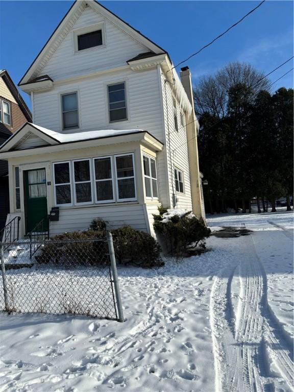 view of front property