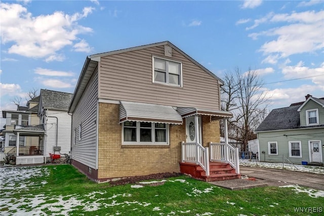 view of front of house featuring a front yard