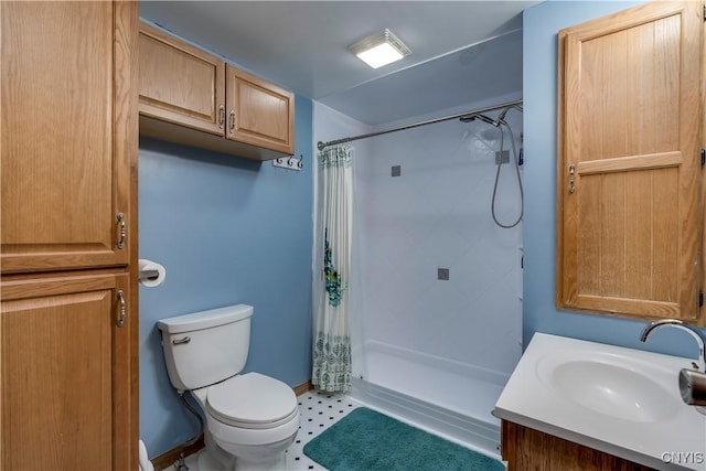 bathroom featuring a shower with curtain, vanity, and toilet