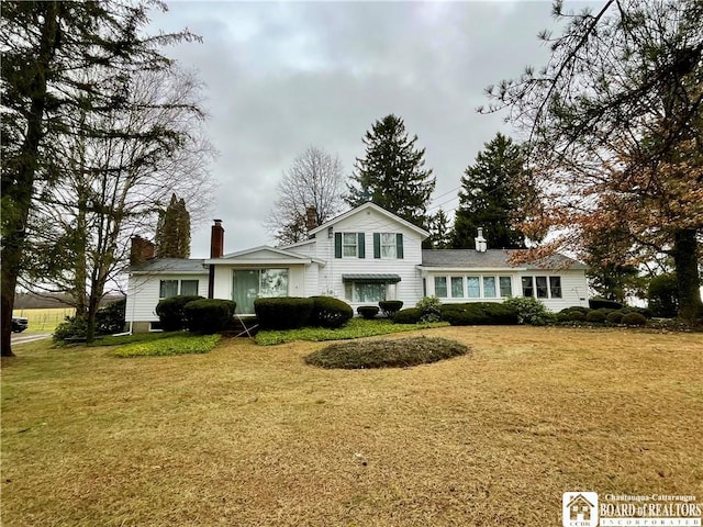 view of front of home featuring a front lawn