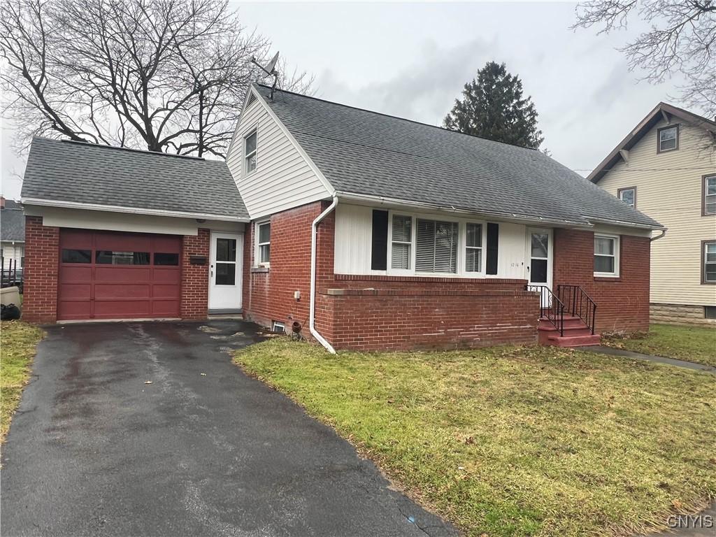 view of front of home featuring a garage and a front yard