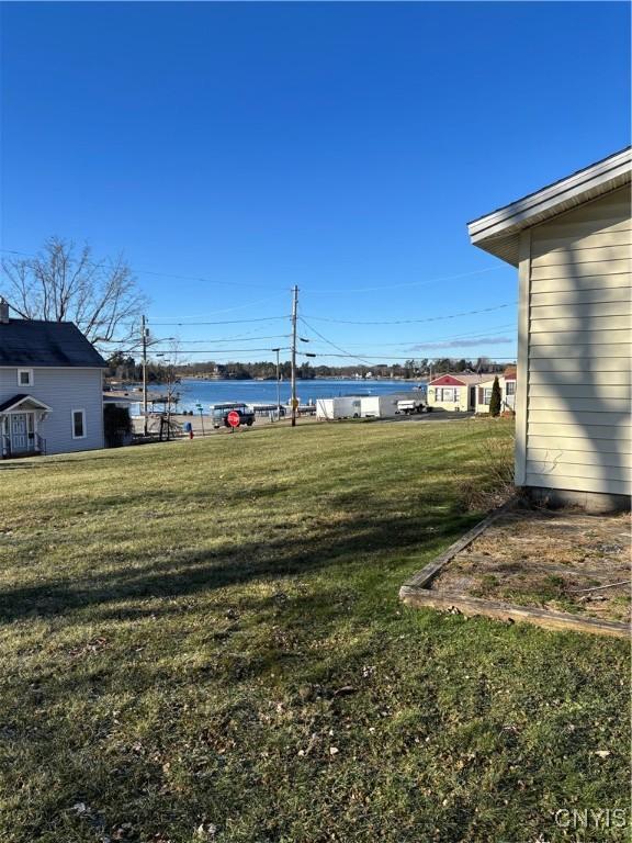 view of yard featuring a water view