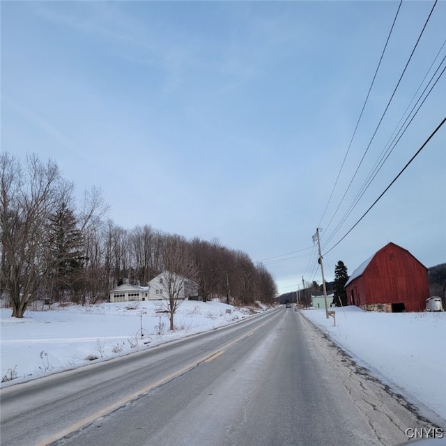 view of road featuring a barn