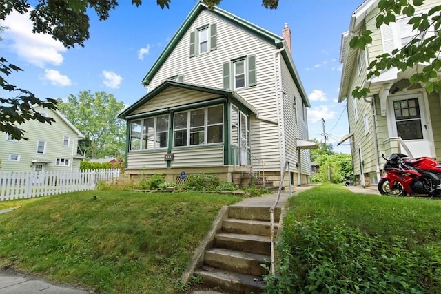 view of front of house with a front lawn