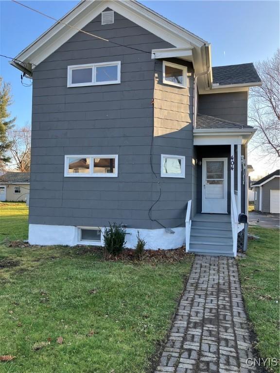 view of front facade with a front lawn