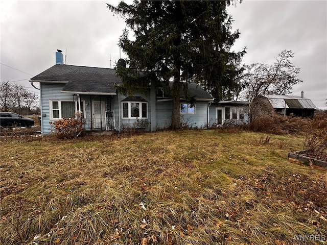 view of front of home featuring a front lawn