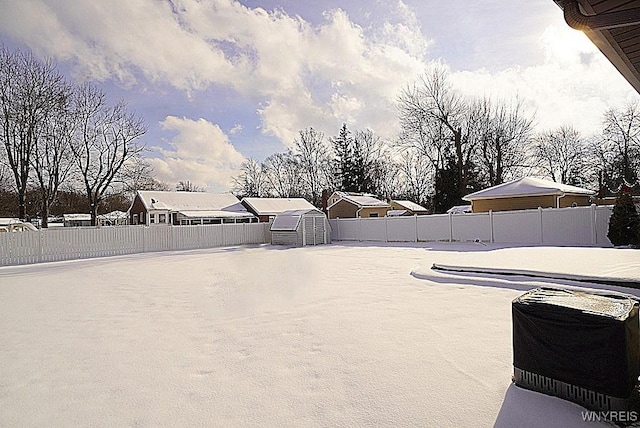 view of yard featuring a storage unit