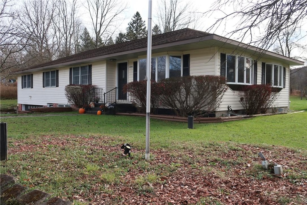 ranch-style home with a front lawn