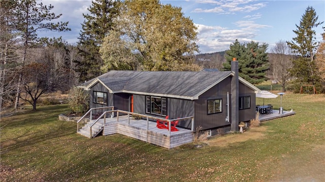 view of front of house featuring a wooden deck and a front yard