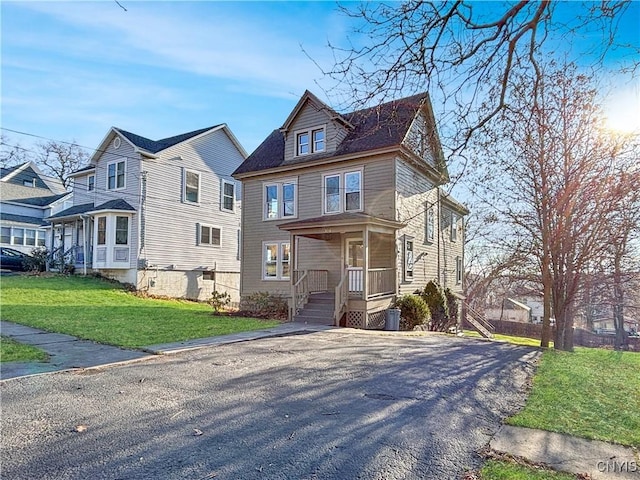 view of front of house featuring a front yard