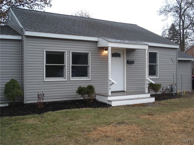 view of front facade featuring a front yard