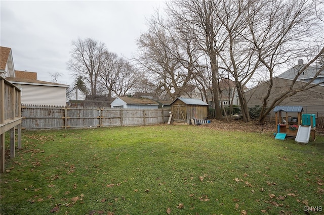 view of yard featuring a shed