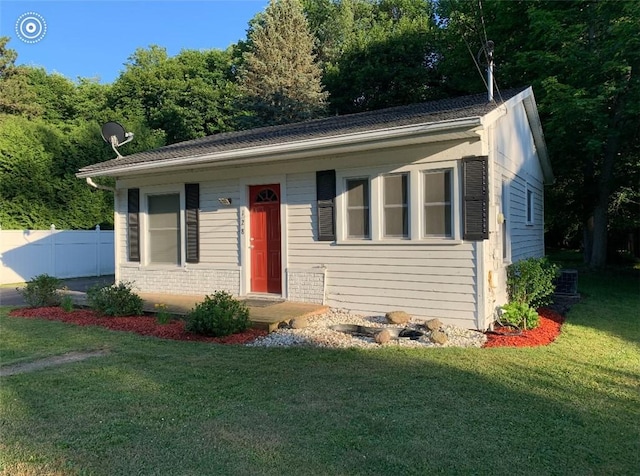 view of front of house with a front lawn