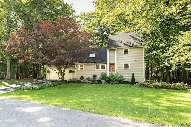 view of front of home featuring a front yard and a garage