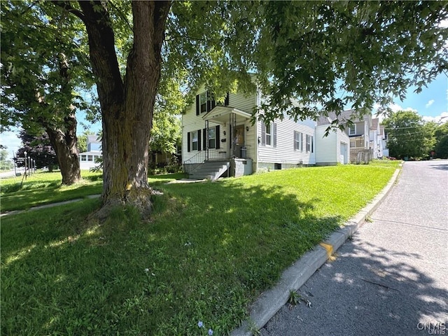 view of front of property featuring a front lawn