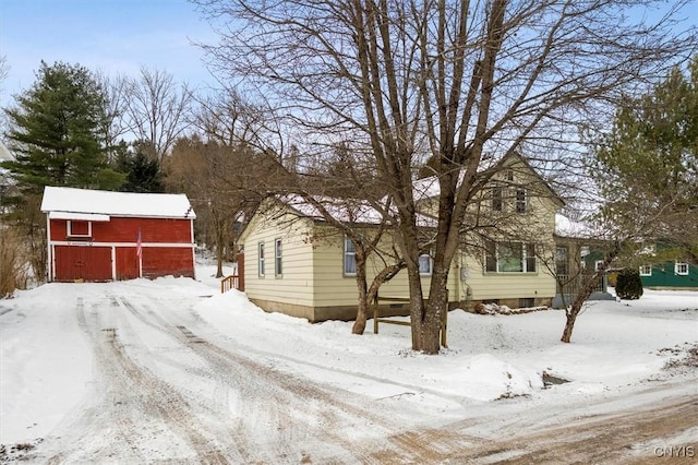 view of front of property with an outbuilding