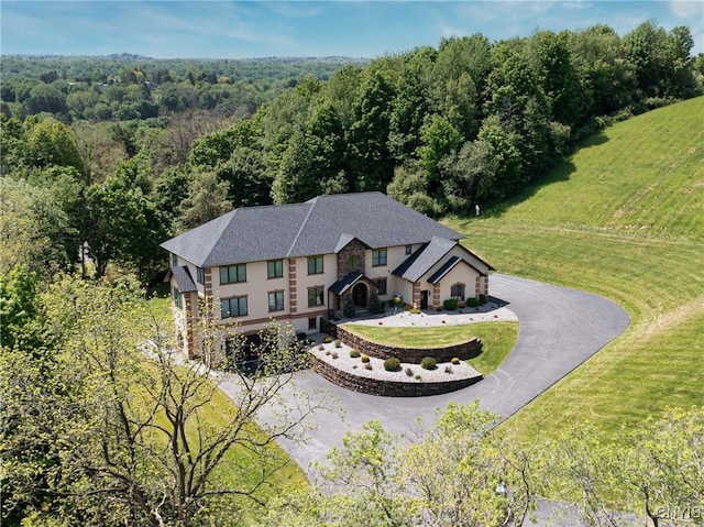 bird's eye view featuring a wooded view