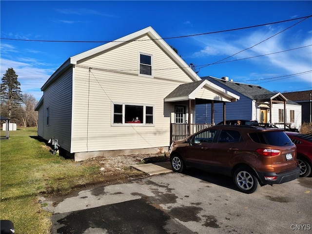 view of front of home featuring a front yard