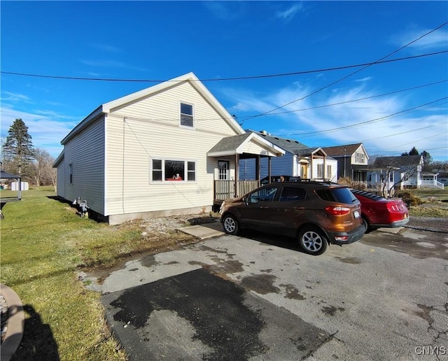 view of front of house featuring a front lawn