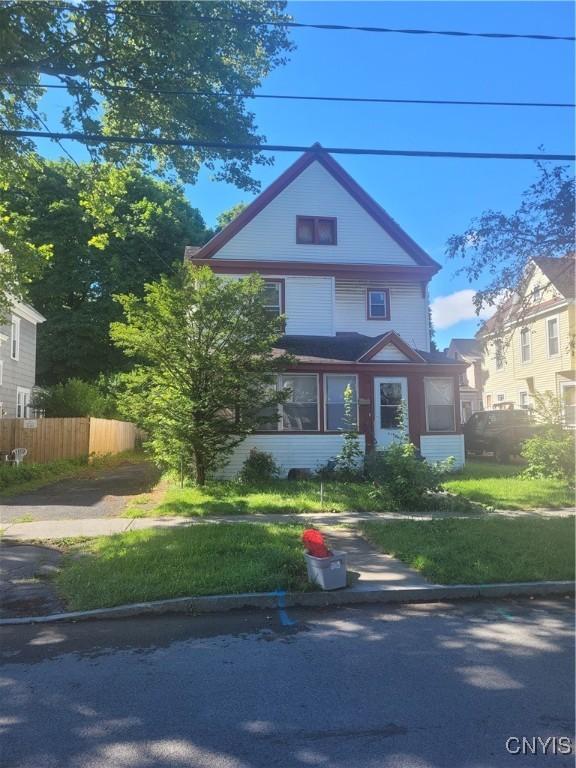 view of front of home featuring a front lawn