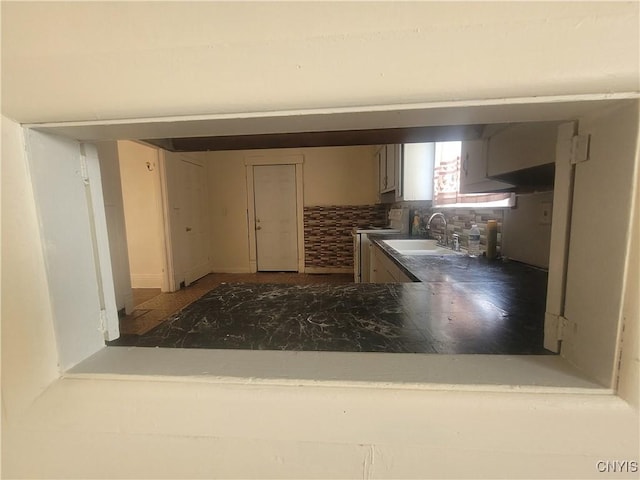 kitchen featuring decorative backsplash, sink, and electric range