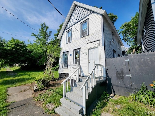 view of front of house featuring a front lawn