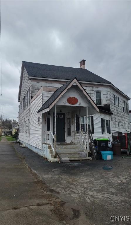 view of front of property