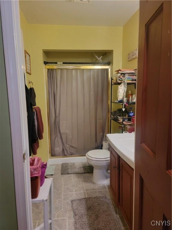 bathroom with a shower with curtain, vanity, and toilet