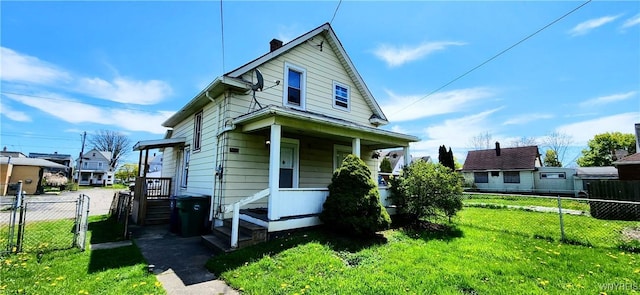 bungalow-style house featuring a front lawn