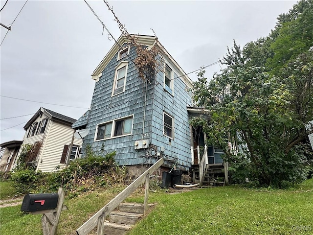 view of front of home with a front yard