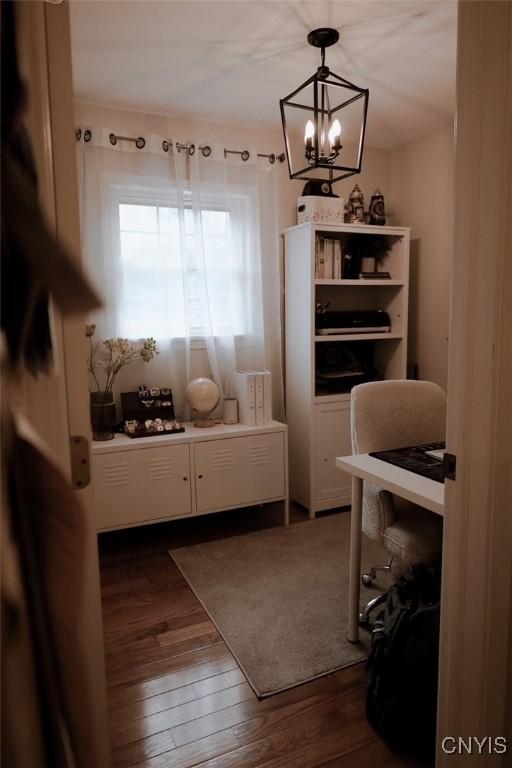 mudroom featuring an inviting chandelier and dark wood-type flooring