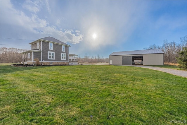 view of yard with an outbuilding